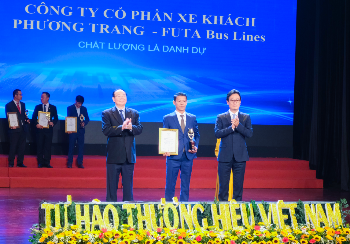 Ông Đào Viết Ánh Tổng Giám Đốc Công Ty Cổ Phần Xe Khách Phương Trang - FUTA Bus Lines (chính giữa) đại diện nhận giải.