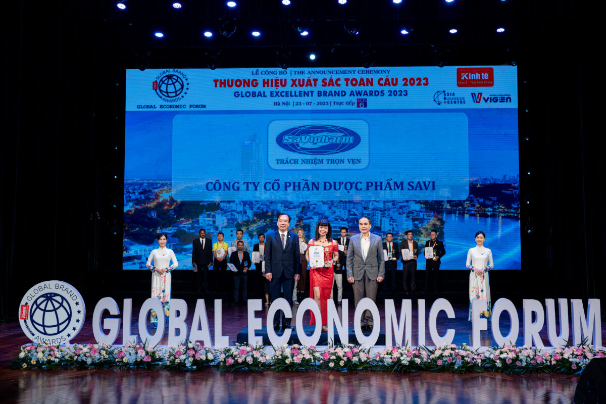 Đại diện SaVipharm nhận vinh danh Top 20 Thương hiệu Xuất sắc Toàn cầu 2023 từ Ban tổ chức