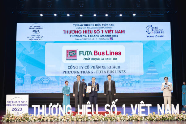 Đại diện thương hiệu Phương Trang – FUTA Bus Lines tại lễ trao giải (chính giữa)