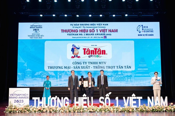 Đại diện Thương hiệu Tân Tân nhận giải thưởng Thương hiệu Số 1 Việt Nam 2023