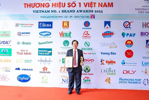 Ông Hồ Quốc Thịnh - PTGĐ công ty Tân Tân chia sẻ về định hướng phát triển công ty tại buổi lễ trao tặng giải Thương hiệu Số 1 Việt Nam 2023