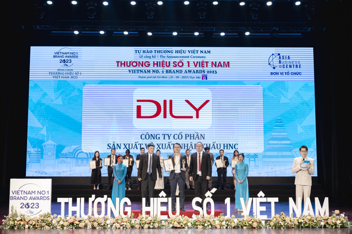 Đại diện thương hiệu DILY, Ông Nguyễn Văn Hiệu - Chủ tịch kiêm Giám đốc Điều hành trong buổi lễ vinh danh Thương hiệu Số 1 Việt Nam