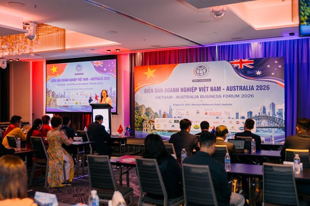 Bà Đặng Minh Anh, Chủ tịch Liên đoàn Doanh nhân quốc tế Việt Nam Singapore. Cố vấn cấp cao của Arcadia Việt Nam - Phó Tổng giám đốc Ryder Asset Management Singapore.